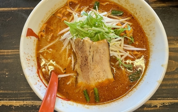 『麺や卯』辛ウマ！麺まで赤い辛味噌ラーメン【中央市西花輪】