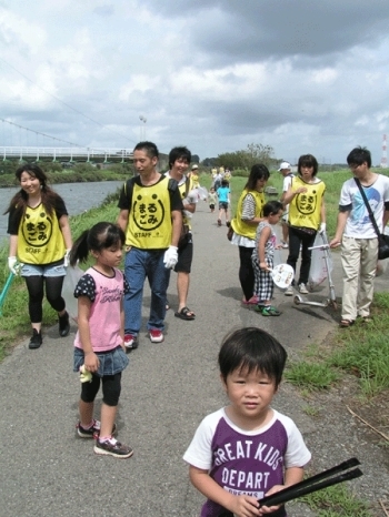 9月4日(日曜)のごみ拾い活動には、<br>3歳～40代の20人が参加しました。<br>お散歩してる楽しい感覚です。<br>