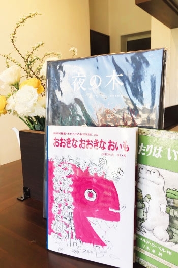 店主セレクトの本たち　他にもたくさんの絵本や古書が並んでいます「おいもとほん talking book（トーキングブック）」