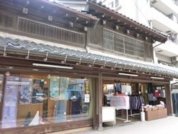 創業140年の貫禄！お店の存在感に圧倒されます。