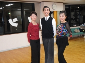 3階　鈴木ダンスサークル
人気講師の大地純平先生（写真中央）「勝田台ダンスガーデン」