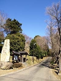 彼岸桜が並ぶ秋月院の参道。<br>左側にいぼ取り地蔵の祠がある<br>