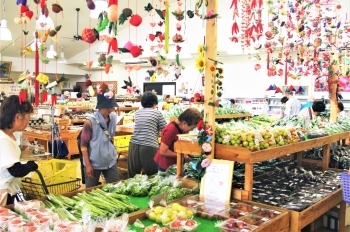 お客様で賑わう店内「上田市丸子農産物直売加工センター あさつゆ」