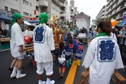 子ども神輿と山車は、なんとも可愛い！<br>小雨の中、がんばりました。