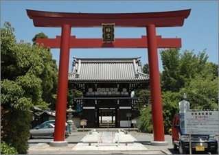 「梅宮大社 （うめのみやたいしゃ）」日本最古の酒造の神。授子・安産の神としても信仰されています。