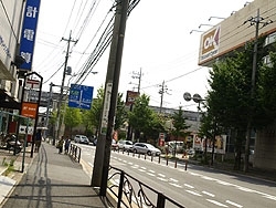 乗降場所（2）の野川郵便局。<br>尻手黒川道路を挟んで左に郵便局、<br>右にオーケー川崎野川店<br>