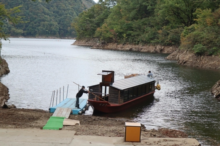 こちらの屋形船で出発です！「10月16日から始まる《長井 百秋湖の遊覧船》のプレ遊覧に行ってきました。」
