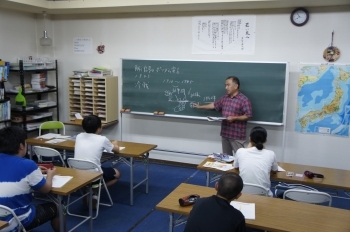 遅い時間には、中学生達の授業が始まります。「七色学舎」