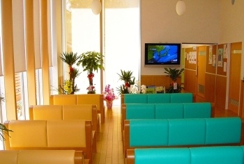 高い天井の明るい待合室「島田医院」
