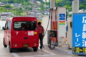 店員給油のレーンもあります「南国殖産 川内給油所」