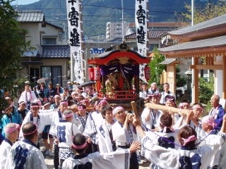 俵みこしが八幡神社へ向かいます。