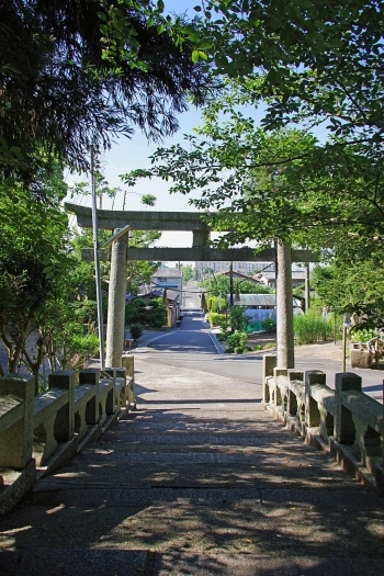 境内から見た参道。西大寺観音院まで繋がっていると言われている「窪八幡宮」