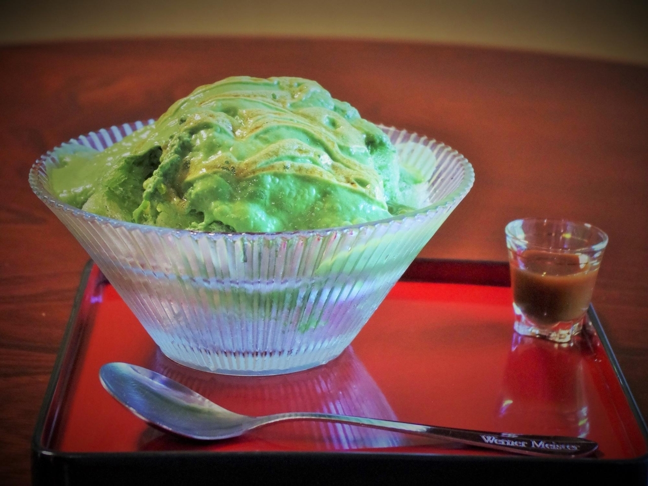 かき氷　沖縄県南城市黒蜜と抹茶のエスプーマ（1080円）