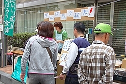 「かんばろう福島！」と掲げたお店も。