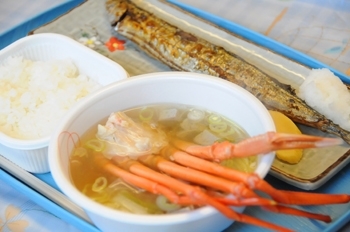 これが朝市定食です！　大きすぎて…はみ出ちゃった！！「魚津の朝市」