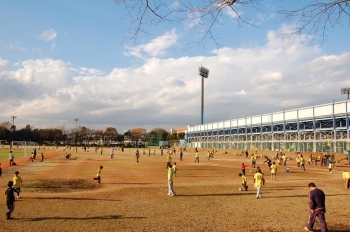 この日は、いつも選手が練習するグラウンドの一部が開放されました。青空の下、楽しそう！