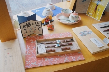 結婚などのイベントに合わせたプレゼント用のお箸も♪「藤井商店」