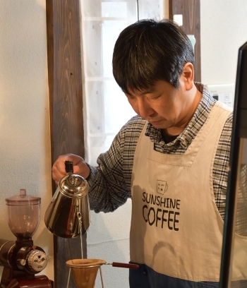 コーヒーはネルドリップで丁寧に、豊かな香りを楽しめます。「cafe ATOMICO」