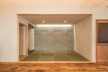 四季を通じて部屋の湿度を快適に保つ珪藻土の塗り壁です。
「タムラ建設株式会社」