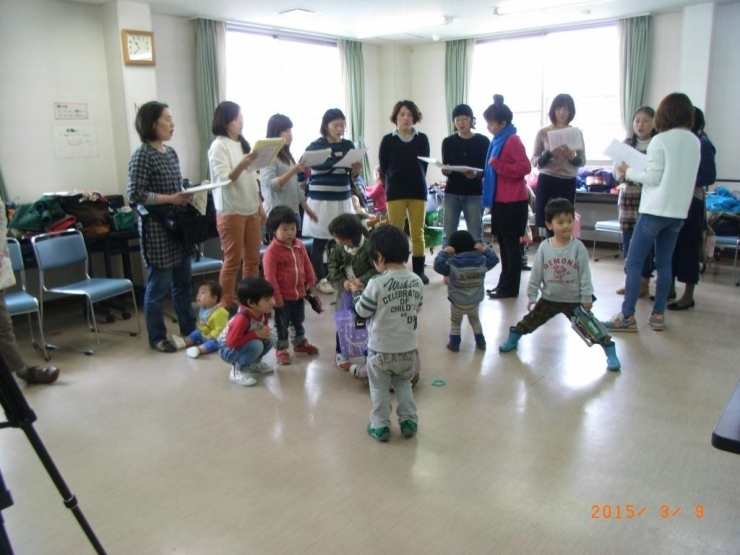 子供たちもつられて歌って踊って、身振り手振りで楽しんでいます。