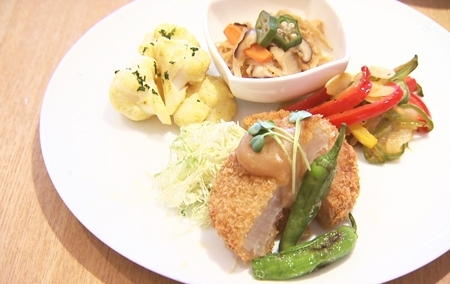 スコール内スパカフェ「COCONOWA」（心和）では身体にやさしい料理を提供されています。