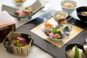 魚津ならではの新鮮な旬の食材を中心とした、季節の会席料理「ホテルグランミラージュ」