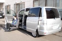 助手席が電動で回転し、
車外へ大きくスライドダウン。「株式会社 トヨタレンタリース宮崎」