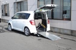 車いすに乗ったまま、
スムーズに乗り降りできます。「株式会社 トヨタレンタリース宮崎」