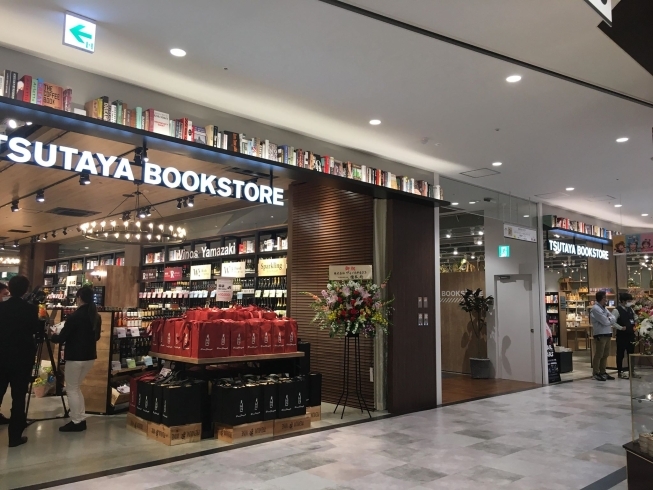「TSUTAYA BOOKSTOREサントムーン柿田川店」店内の書籍を自由に読んでいただけるカフェスペースを併設