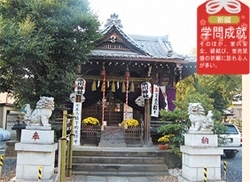 静かにたたずむ社。<br>神社正面の石鳥居は鳥羽藩主からの寄進