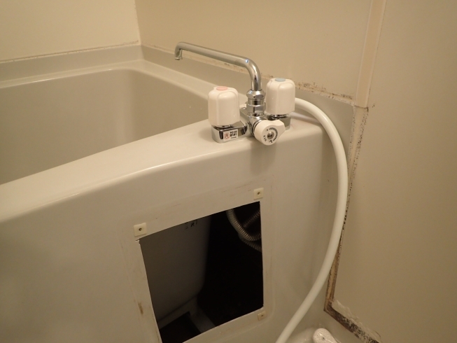 交換中です。「池田町内で、浴室の混合水栓の交換を行いました。」