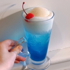 青いクリームソーダ