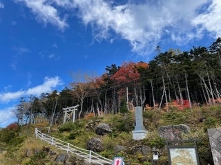 10月6日三笠山「10月7日 曇り 10時の気温22℃ 紅葉の様子をお伝えします。【木曽 遊び E-MTB・MTBレンタル 林鉄バイク 王滝村】」