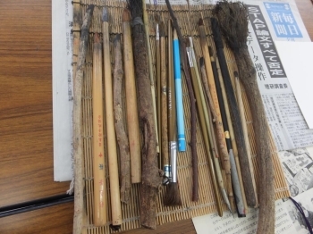 一番右側の筆の材料は葛の木、<br>あじさいの茎で作った筆など<br>多種多様な筆を使い分けています。