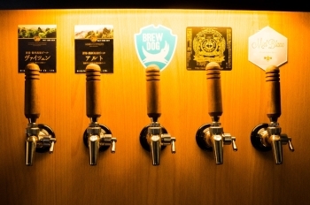 常時5タップ開放！　選りすぐりのビールをご提供いたします。「Craft Beer House Revolbird～リボルバード～」