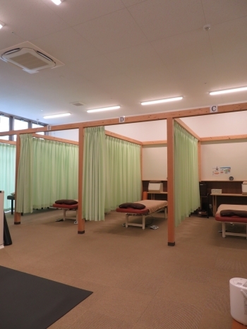 施術時はカーテンで仕切り、プライバシーも癒しも確保します。「東広島西条整骨院・鍼灸院」