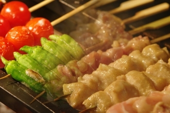 絶妙な火加減で焼く炭火焼鳥　トマトやししとうなどの野菜串も是非「炭火焼鳥と旬彩 雅」