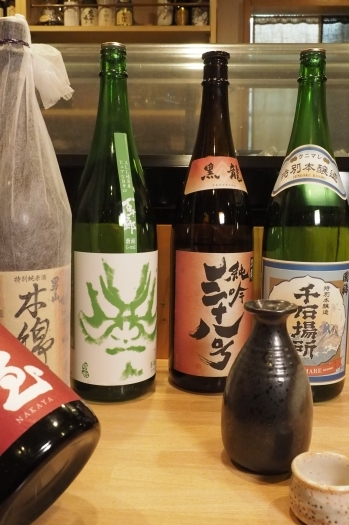 厳選し全国から取り寄せている種類豊富な日本酒「海鮮・鮨 みね」