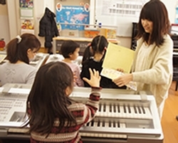 「エークラスミュージック株式会社　ヤマハ音楽教室四谷センター」2歳のお子様からでも音楽を学べるグループレッスンがあります