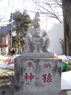 日枝神社には、狛犬と別に「神猿」がいました。