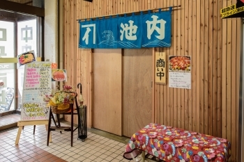 海鮮丼専門店“カネイ池内”は生魚店に隣接「カネイ池内商店」