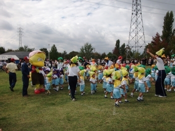 「幼稚園児とパーキィくんによるお遊戯」