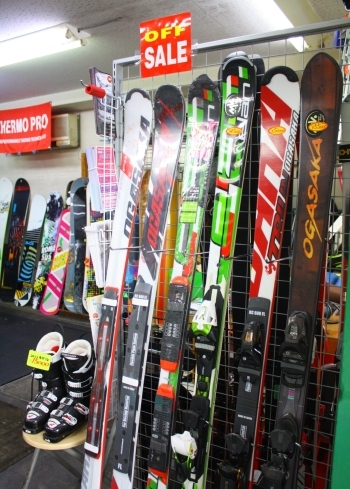 一部、スキーやメンテナンスグッズなどの販売もしております。「スキー・スノーボードチューンナップ工房MK」
