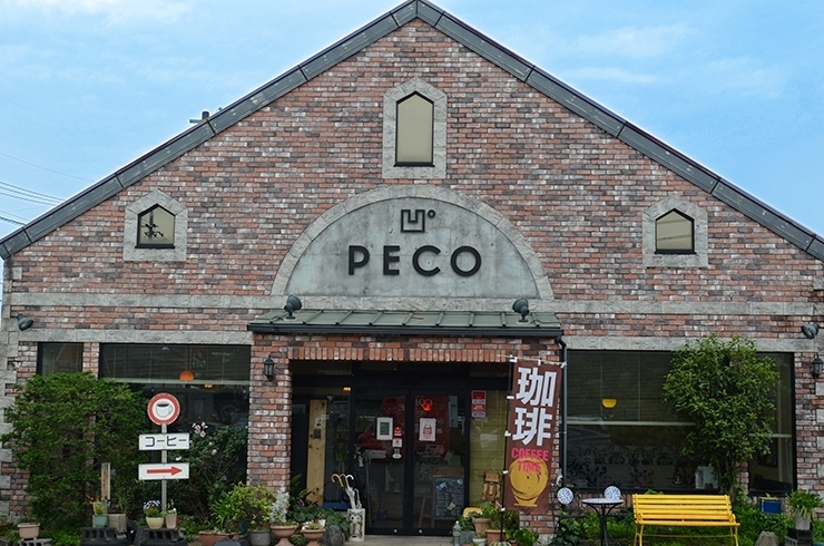 「赤レンガ喫茶PECO」赤レンガのお店で絶品ワッフルを！