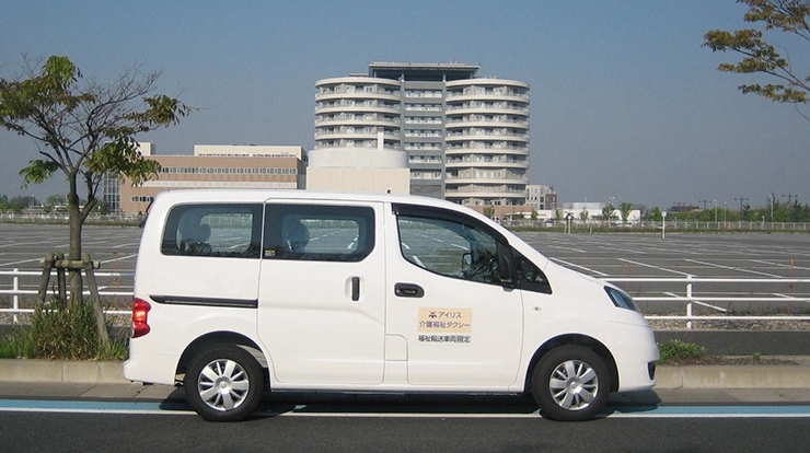 「アイリス介護福祉タクシー」新潟市民病院前の介護タクシー。車いす無料レンタル対応！