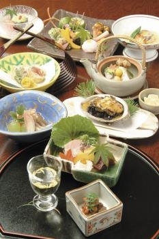 日向灘獲れの新鮮な魚介が愉しめます「日本料理 四季乃 一つ葉」