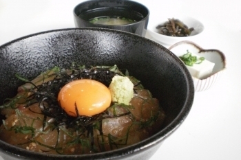 づけ丼～真鯛の漬けと卵黄～　920円「かけはし水産 させぼっくす99店」