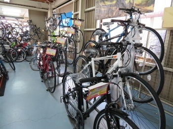 スポーツサイクルも様々なメーカーのものを取り扱っています。「寺家サイクル広大前店」