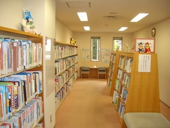 児童書室「富山県立図書館」