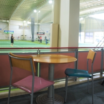 お子様の練習を見学できる休憩スペースあり。「ニッケテニスドーム八千代」